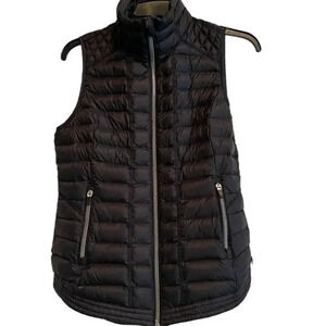 Tommy Hilfiger women's black slimming puffer vest with seaming detail